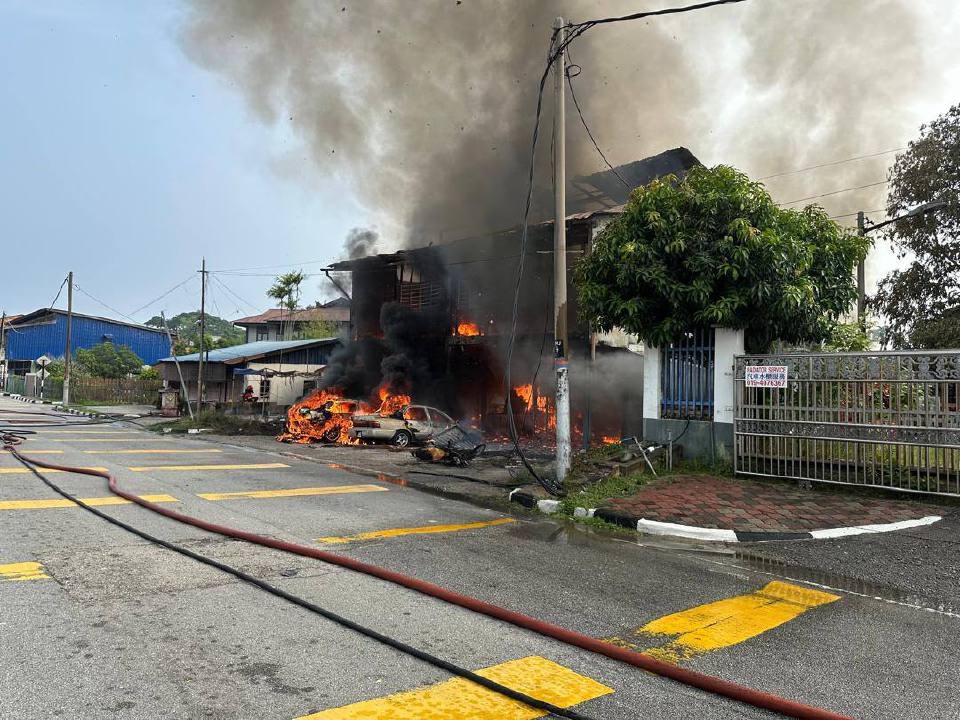Dua beradik perempuan maut kebakaran rumah