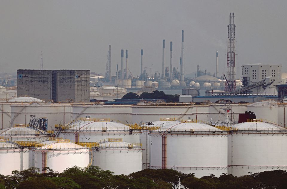 Simpanan minyak Singapura susut ke paras terendah enam minggu
