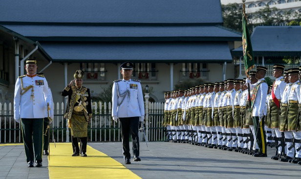 Sultan Kedah berangkat ke istiadat perbarisan kehormatan sempena Ulang Tahun Hari Keputeraan ke-84