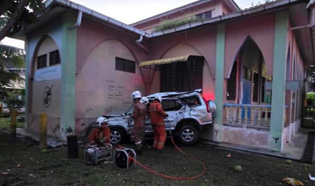 SUV terbabas langgar surau sekolah, 2 wanita maut
