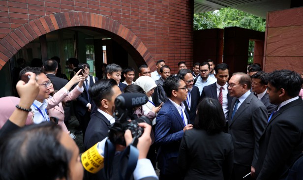 PM saran mahasiswa Malaysia di luar negara timba pengalaman, nilai positif masyarakat setempat