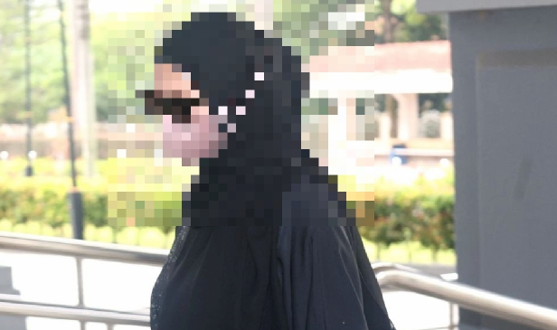 Kes dadah: Pelakon drama kepolisan tiba di mahkamah, diiringi 3 pengawal peribadi