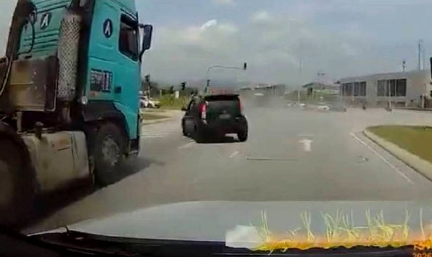 Penuntut universiti maut, rakan cedera, kereta bertembung lori di Rawang