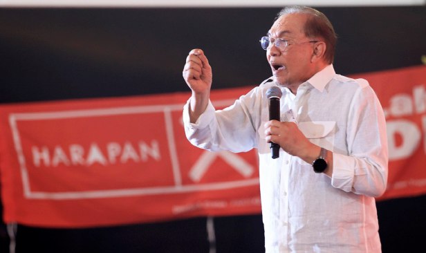 `Eh, aku pergi tolong kamu di negeri Kedah tahu tak' -  Anwar tempelak Sanusi
