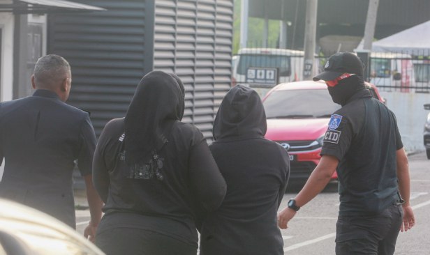 Kes tikam di sekolah: Suspek remaja perempuan tiba di mahkamah