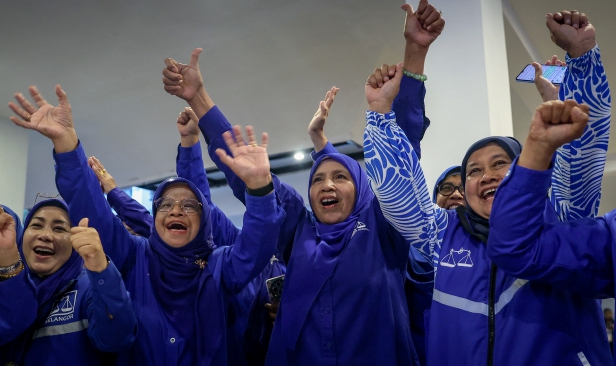 Bilik Gerakan Utama BN riuh dengan sorakan kemenangan