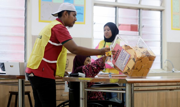 TIDAK RASMI: BN menang kiraan awal tentera, polis di 38 DUN - Setiausaha Agung UMNO