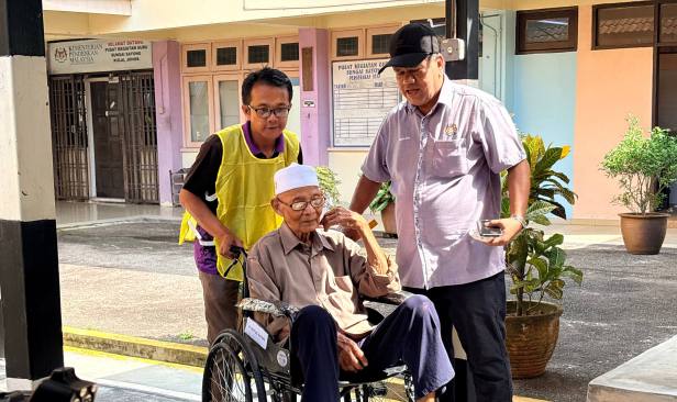 PRN Johor: 'Saya bangga dapat mengundi' - Peneroka 103 tahun