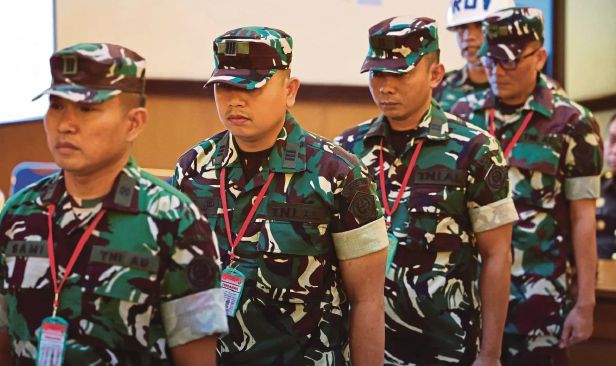 Simbah aktivis dengan asid, 4 tentera dipenjara