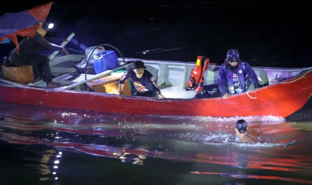 Enam nelayan asing sanggup terjun sungai, berendam hampir sejam elak ditahan