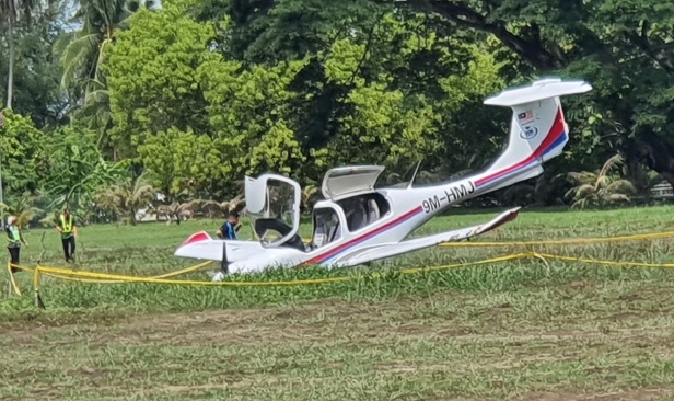 2 selamat, pesawat ringan mendarat cemas di padang bola