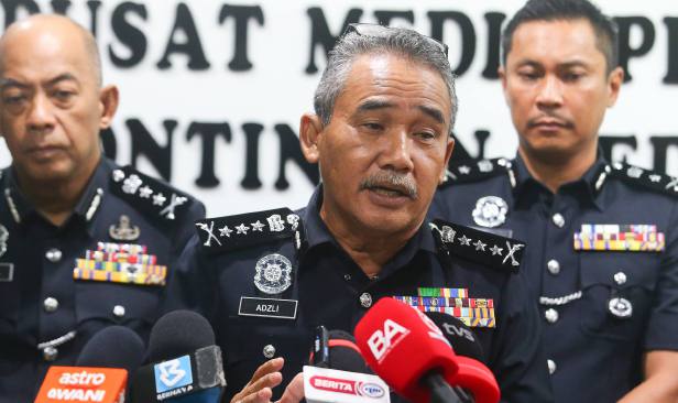 Dua anggota polis ditahan samun warga asing
