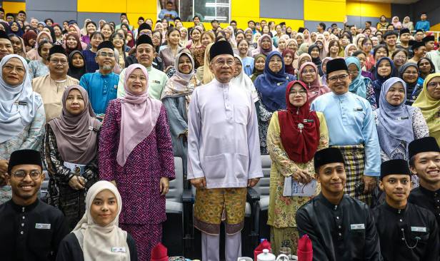 "Tangani segera kes disiplin, buli di sekolah" - PM Anwar