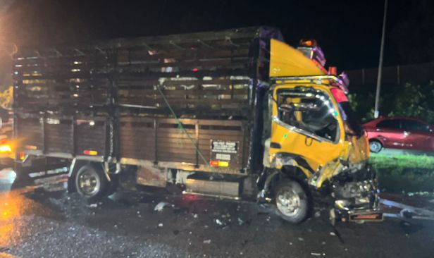 Dua maut kereta dan lori durian bertembung di Jalan Lipis-Benta