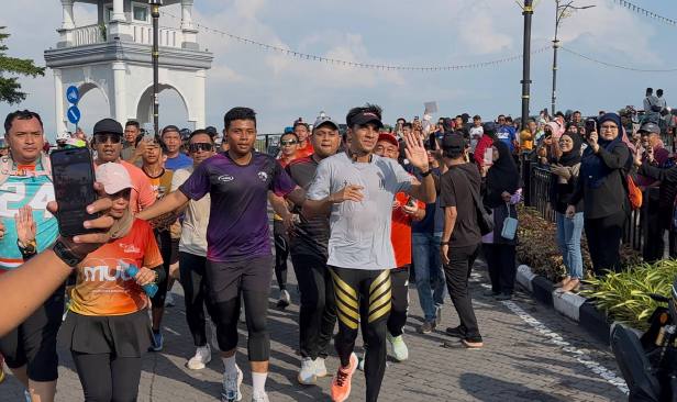 Syed Saddiq berjaya tamat Larian Kesyukuran sejauh 170km dari Putrajaya ke Muar