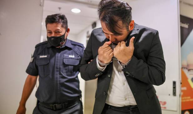 Doktor pakar dipenjara 7 tahun, 7 sebatan amang seksual fizikal kanak-kanak