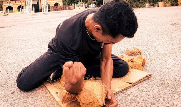 Kupas kelapa guna siku