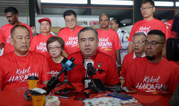 PRN Negeri Sembilan: Pakai topi keledar ketika berkempen dengan motosikal - Loke