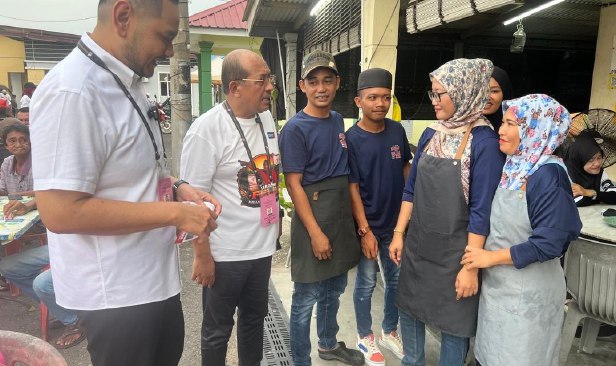 Calon PN, PH kempen bersama di FELDA Bukit Easter