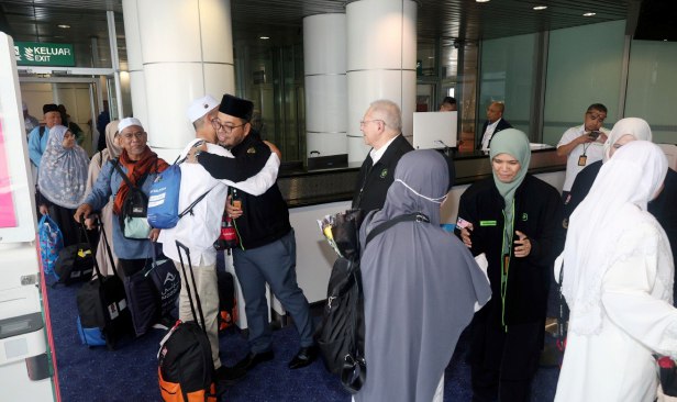 Kumpulan terakhir 258 jemaah haji selamat tiba ke tanah air