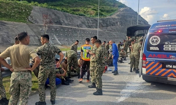 15 tentera cedera trak rempuh plaza tol di SUKE