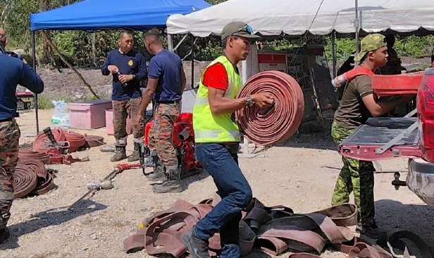 Hujan lebat bantu anggota bomba tamatkan operasi kebakaran hutan gambut Kuala Abang