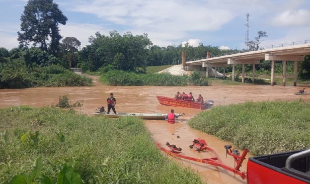 Lelaki dikhuatiri lemas, bot terbalik di Sungai Galas