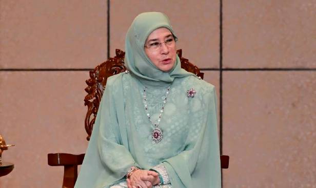 Tunku Azizah pelawa Orang Asli Kampung Sungai Cot, Maran pindah ke tanah baginda