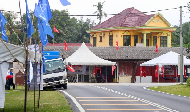 "Petugas jentera pilihan raya PH, BN dan BERSATU duduk makan semeja" - Peniaga