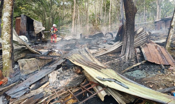 Bomba naiki perahu penduduk ke lokasi rumah terbakar