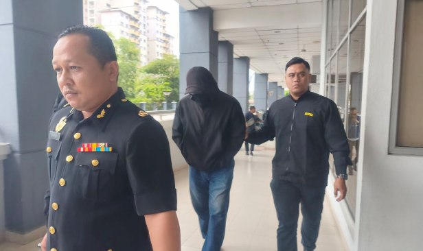 Anggota polis marin didakwa terima bayaran bulanan