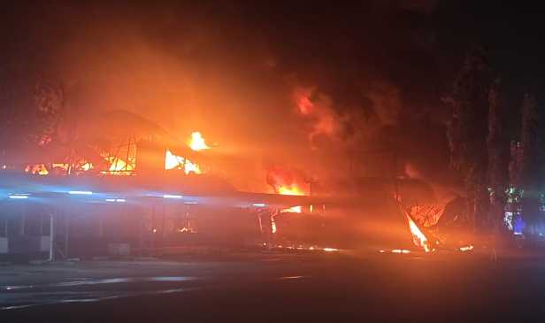 Pasar Borong Selangor terbakar, api belum dapat dikawal