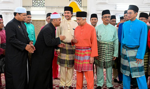 Tuanku Muhriz solat Jumaat di Masjid Jamek Yamtuan Raden Kuala Pilah