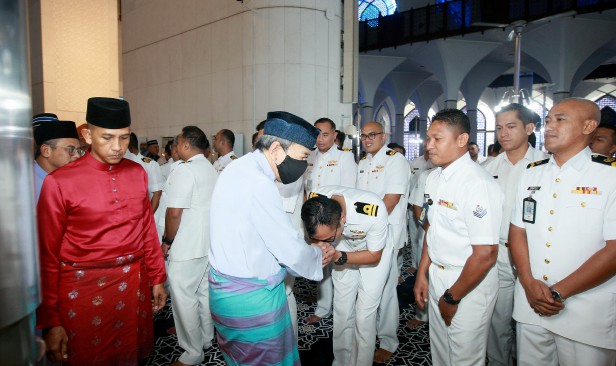 Sultan Selangor berangkat ke majlis bacaan yasin, doa selamat sempena sambutan Hari Pahlawan