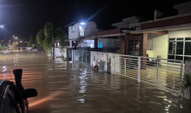 Ban pecah, 32 rumah penduduk banjir