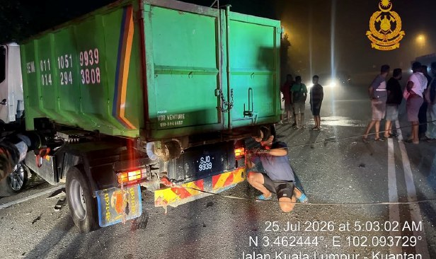 6 maut tersepit kereta bertembung lori di Jalan Karak Lama