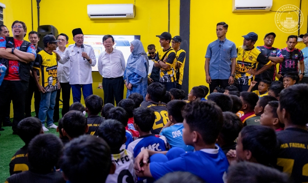 Anwar lancar Akademi Bola Sepak DNA Faisal Halim, perkasa pembangunan akar umbi