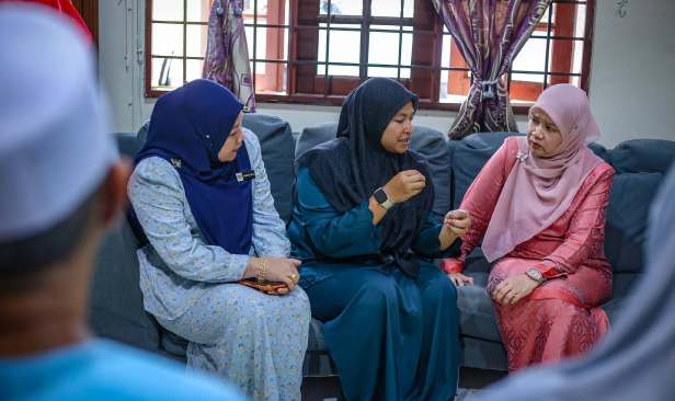 Menteri Pendidikan ziarah keluarga Allahyarham Muhammad Raiyan di Melaka