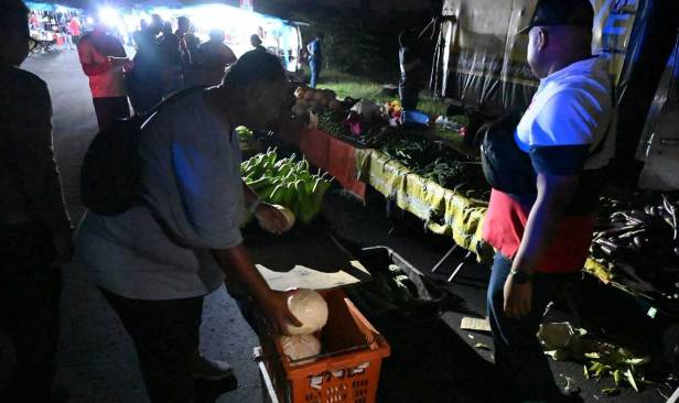 Pasar malam di Puncak Alam digempur: Upah pekerja asing, berniaga tanpa lesen
