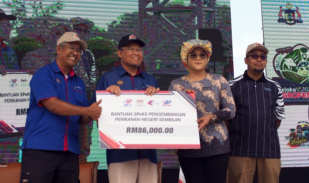 Jabatan Perikanan salur lebih RM3.32 juta bantu usahawan, komuniti nelayan Zon Selatan - KP Perikanan