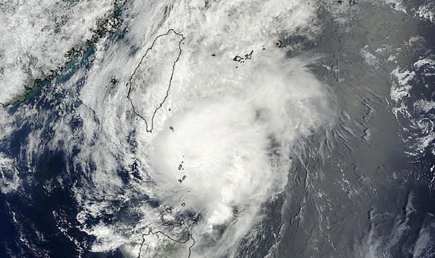 Taufan Noul badai selatan China, akibatkan tanah runtuh, gangguan penerbangan