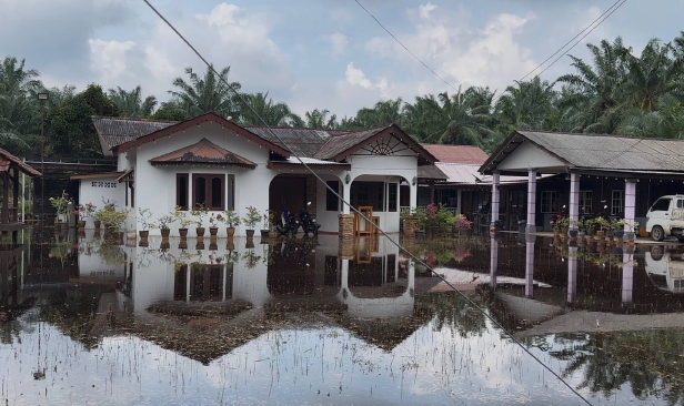 Air naik cepat, ibu nekad bawa 3 anak kecil ke PPS