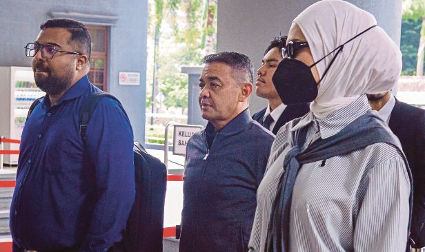 Pihak pendakwaan kemuka 25 saksi dalam perbicaraan kes bekas Panglima Tentera Darat, isteri