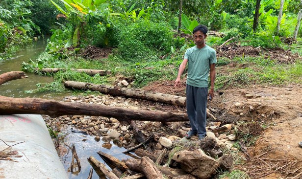 "Saya nampak batang kayu berselerak mengikut arus sungai" - Suami isteri kongsi detik cemas kejadian kepala air