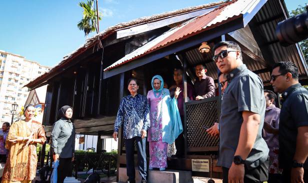 Tun Ramli Ngah Talib imbau 'intai' persembahan P Ramlee menerusi celah dinding reput