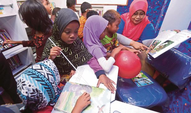 Fadhlina lancar Kelab Perempuan Membaca