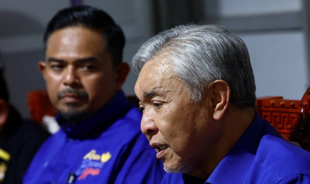 'Kita tak bergaduh, tak bermanja' - Zahid Hamidi sahkan hubungan BN-PH sangat baik, profesional
