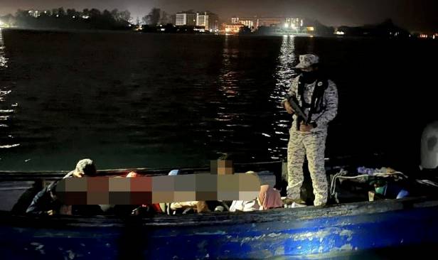 Maritim Malaysia tahan 15 PATI di perairan Port Dickson, rampas pistol dan peluru