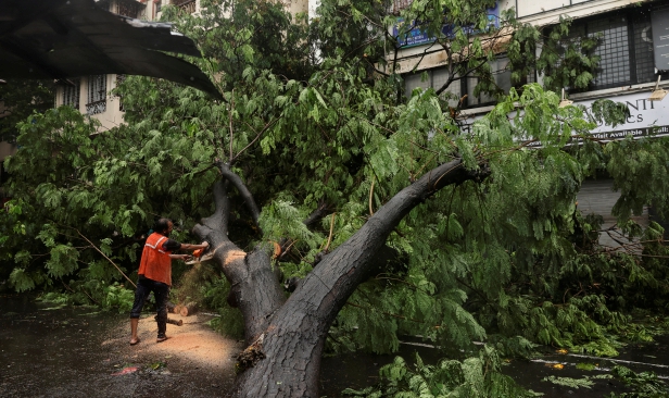 Mumbai di badai hujan lebat, enam maut