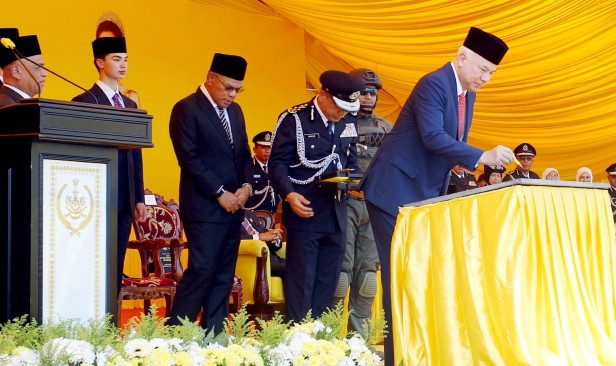 Sultan Perak berkenan rasmi Kem Sultan Nazrin Shah 69 Komando
